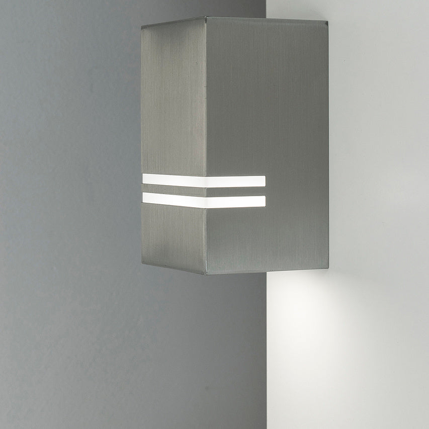 Wandleuchte Silber rechteckig Montageansicht für Außenbereich