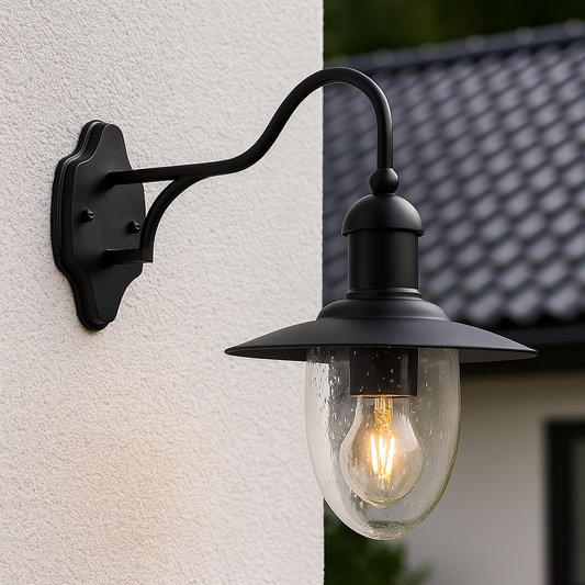 Außenwandleuchte im Landhausstil mit klarer Glaskuppel und Glühbirne, montiert an einer weißen Hauswand