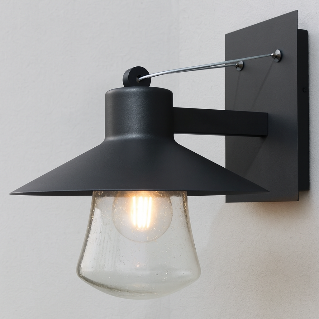 Eine stilvolle schwarze Außenwandleuchte mit großer Glaskuppel und E27-Fassung, montiert an einer Fassade.