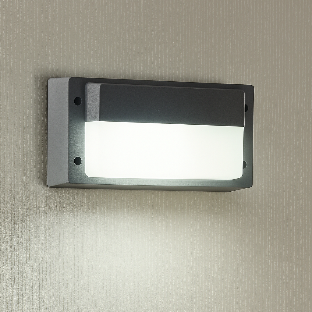 Rechteckige schwarze Außenlampe montiert an heller Hauswand