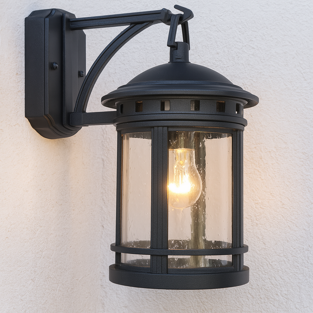 Klassische Außenwandleuchte im Laternenstil mit sichtbarem Leuchtmittel, montiert an einer Hausfassade.