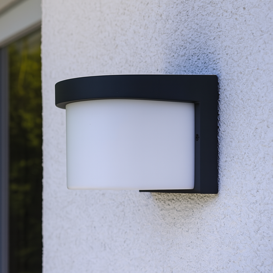 Außenleuchte in halbrunder Form, montiert an Hausfassade in Anthrazit