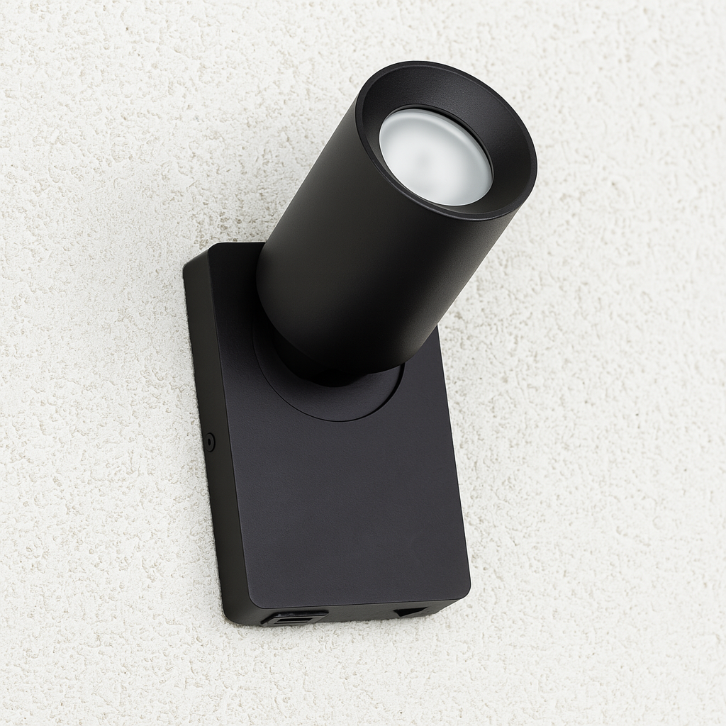 Moderne schwarze Außenwandleuchte mit GU10-Fassung und USB-Anschluss, montiert an einer Hausfassade.