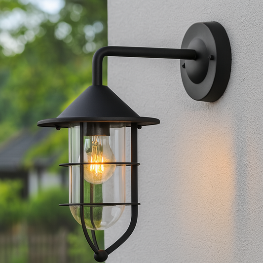 Industrielle Außenwandleuchte mit Glas und E27-Leuchtmittel, montiert an einer modernen Hausfassade