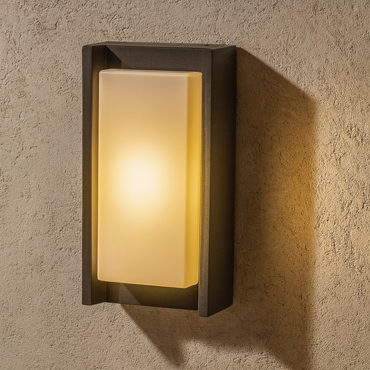 Außenwandleuchte rechteckig in Schwarz an einer Wand montiert mit Licht