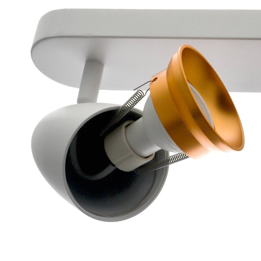 potfassung der weißen Deckenleuchte mit sichtbarer Aufnahme und goldfarbenem Innenring