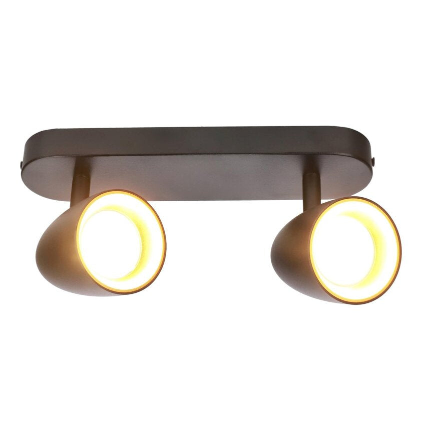 Dreiflammige Deckenlampe mit Goldakzenten montiert an moderner Wohnzimmerdecke