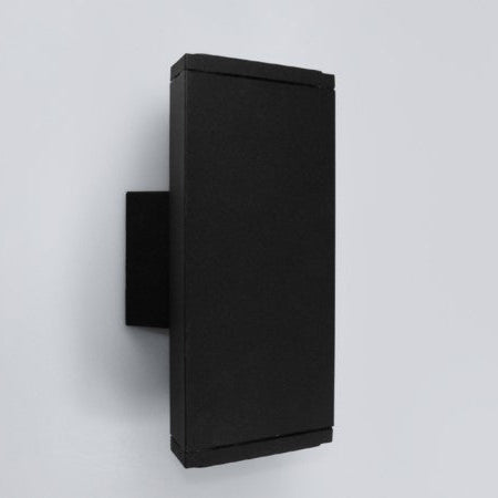 Schlichte rechteckige Außenwandleuchte mit Downlight, montiert an einer hellen Hauswand