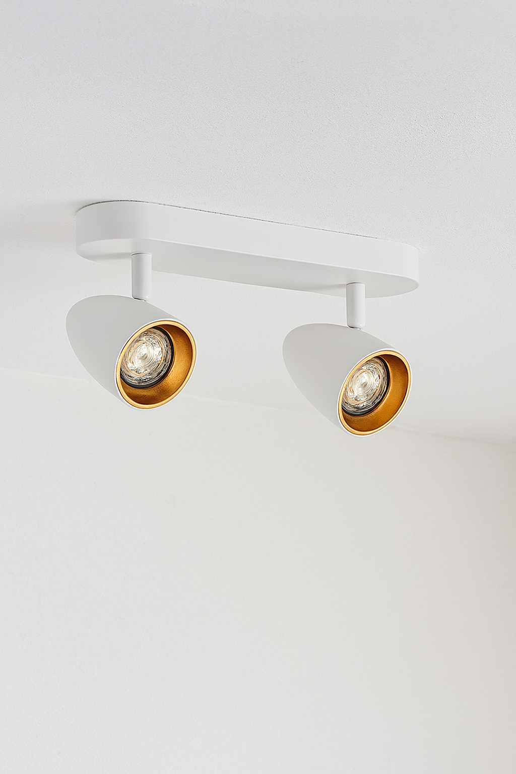 Weiße Deckenleuchte mit zwei Spots und goldfarbenem Reflektor – moderne Innenbeleuchtung
