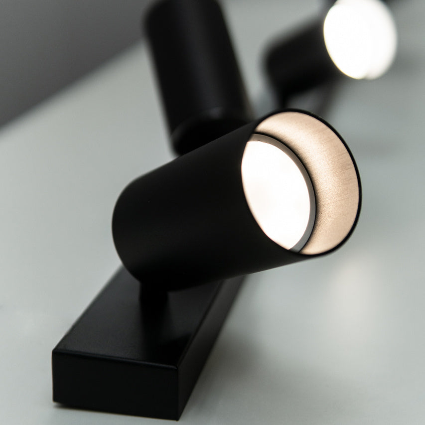 Nahaufnahme der detaillierten Ansicht des Lichtspots von dem schwarzen Deckenstrahler