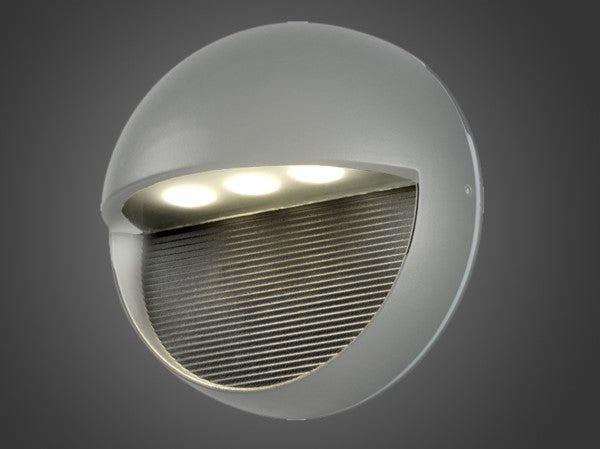 Nahaufnahme der runden LED-Außenwandleuchte aus Aluminium mit sichtbarem Rillenreflektor