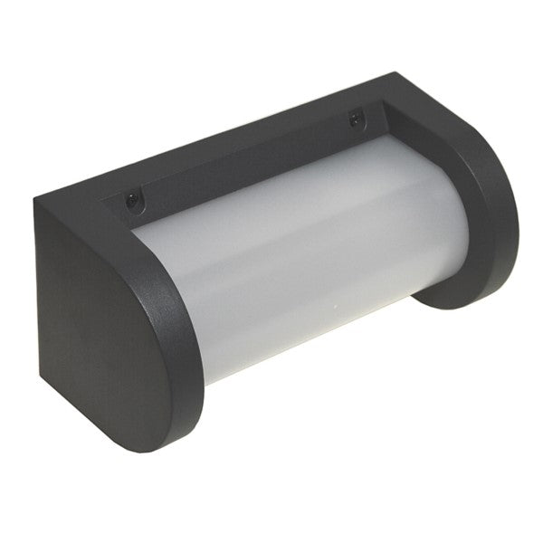 Nahaufnahme einer anthrazitfarbenen Außenlampe mit halbzylindrischem Gehäuse und satinierter Abdeckung.