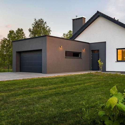 Wandaußenleuchte in schwarz modernes Design an einer Hausfassade beleuchtet