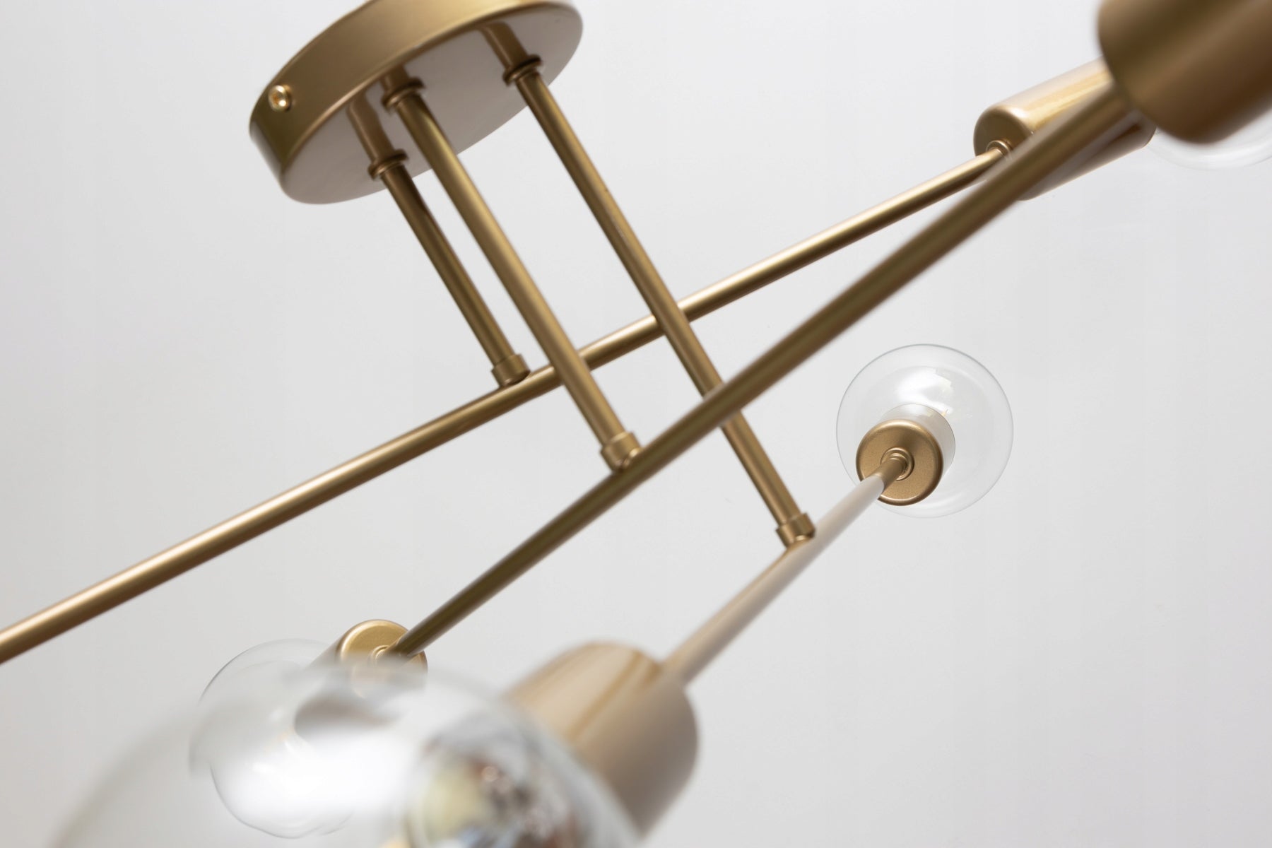 Moderne goldene Hängelampe im industriellen Design, perfekt für elegante Innenräume.