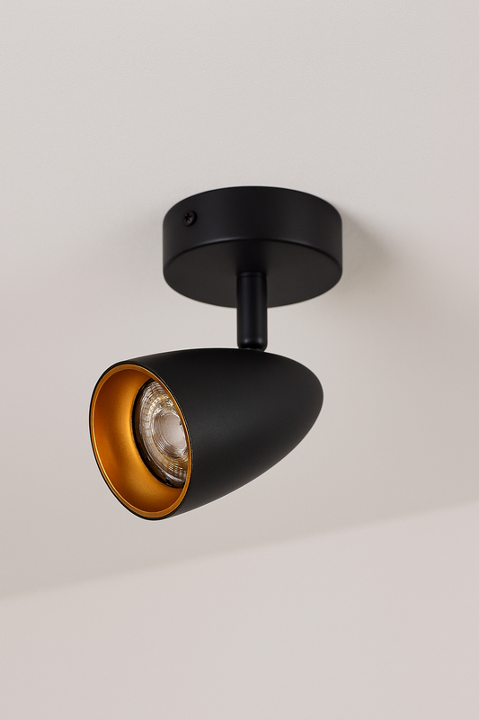Moderner Deckenspot in Schwarz matt mit goldfarbener Reflektorfläche.