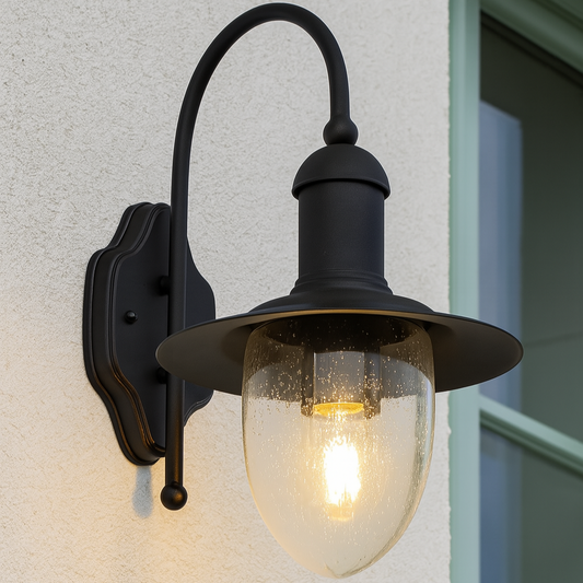 Schwarze Außenwandlampe mit E27-Fassung und transparentem Glas mit Blaseneffekt, montiert an einer Hausfassade
