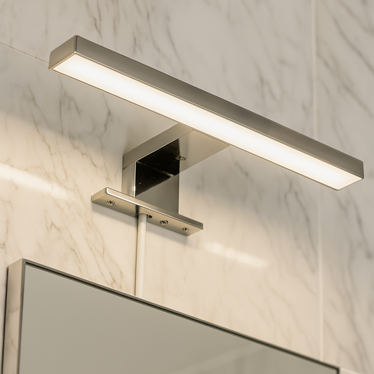 Eine moderne LED-Badleuchte aus gebürstetem Edelstahl, montiert über einem Badezimmerspiegel – stilvoll und funktional.