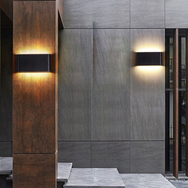 Außenansicht eines Hauses mit montierter LED Wandleuchte erzeugt dekoratives Lichtbild an der Wand