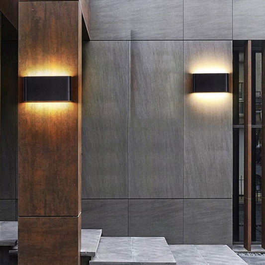 Außenansicht eines Hauses mit montierter LED Wandleuchte erzeugt dekoratives Lichtbild an der Wand