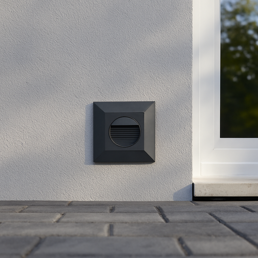 Außenleuchte quadratisch in Anthrazit an einer Hausfasse mit rundem Licht