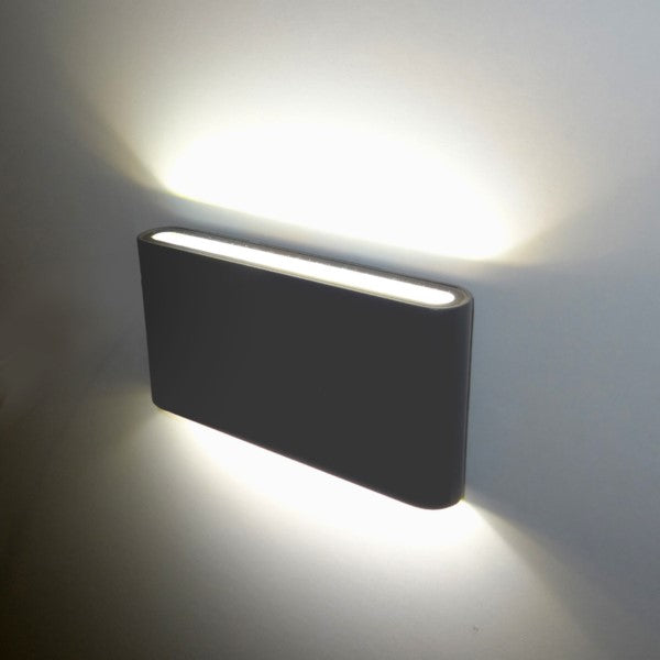 Seitenansicht der wetterfesten LED Außenlampe mit nach oben und unten strahlendem Licht