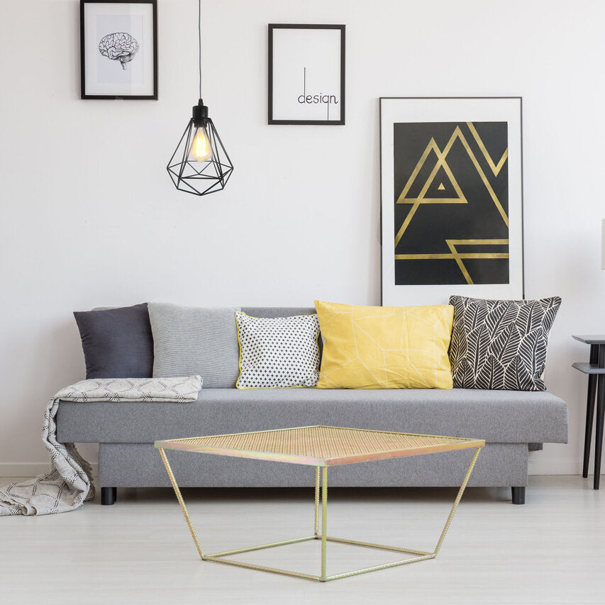 Schwarze moderne Deckenleuchte angebracht in moderner Umgebung mit Leuchtmittel E27