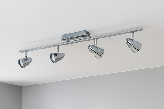 Ansicht einer modernen Deckenlampe mit vier verstellbaren Spotköpfen in eleganter Chromoptik, montiert auf einer rechteckigen Trägerplatte – ideal für Wohnzimmer oder Flur.