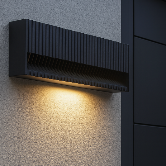 Schwarze LED-Wandlampe mit geriffelter Front und modernem Design, montiert an einer Außenwand