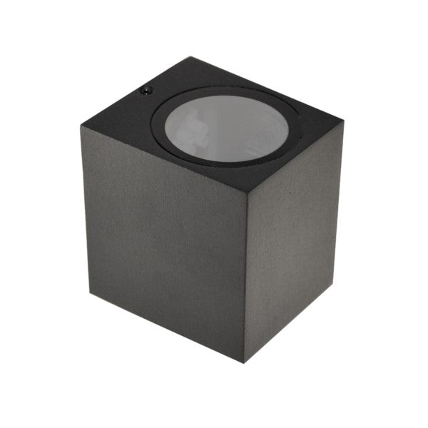 Nahaufnahme einer stilvollen, schwarzen Würfel-Außenlampe ideal für den Außenbereich.