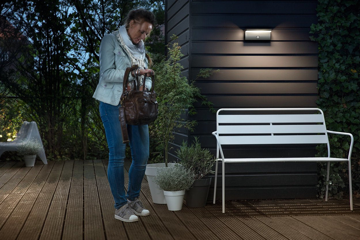 Außenwandleuchte Anthrazit rechteckig an Fassade montiert leuchtend modernes Design
