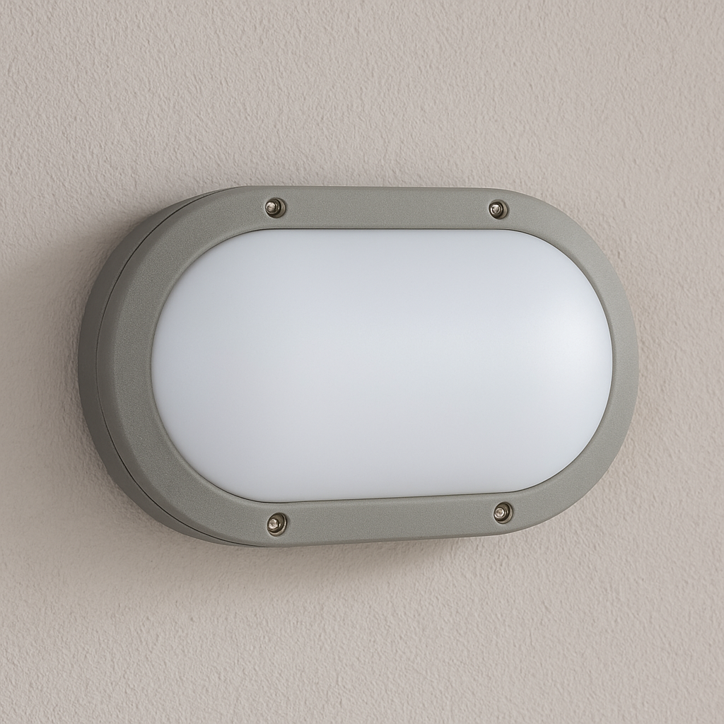 Moderne ovale LED-Wandleuchte in grauer Farbe, montiert an einer hellen Außenfassade, ideal für Garten oder Hauseingang.