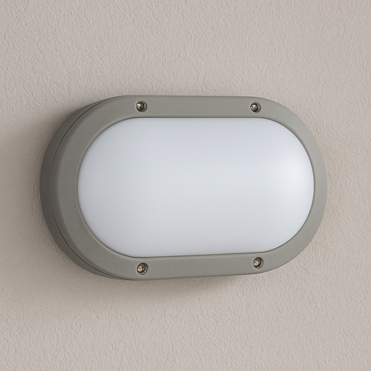 Moderne ovale LED-Wandleuchte in grauer Farbe, montiert an einer hellen Außenfassade, ideal für Garten oder Hauseingang.