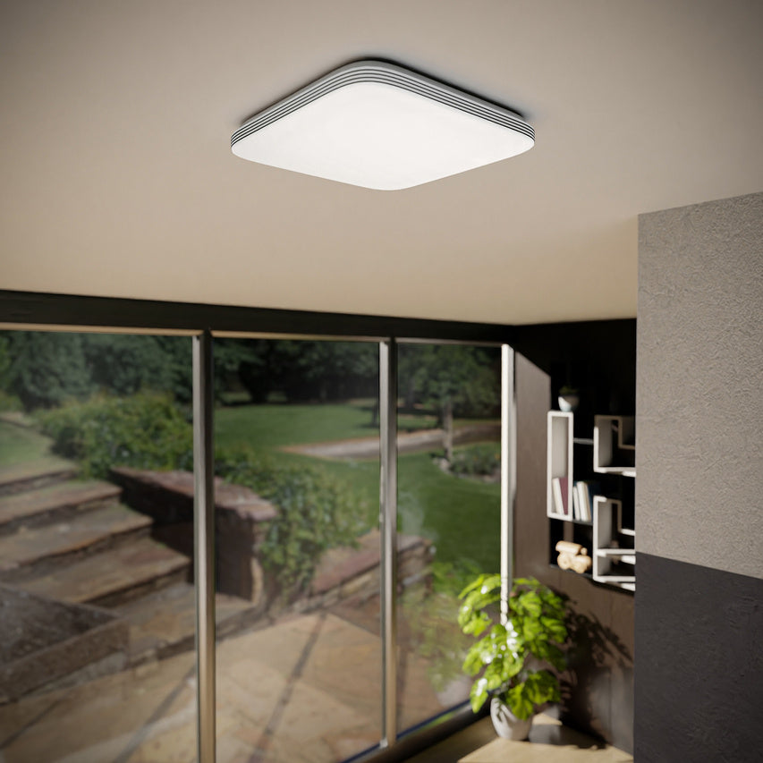 Seitenansicht der LED Deckenleuchte in weiß an der Decke verbaut leuchtend