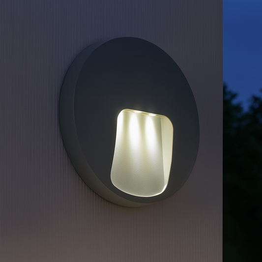 Außenwandleuchte rund in Anthrazit montiert an Fassade bei Dämmerung