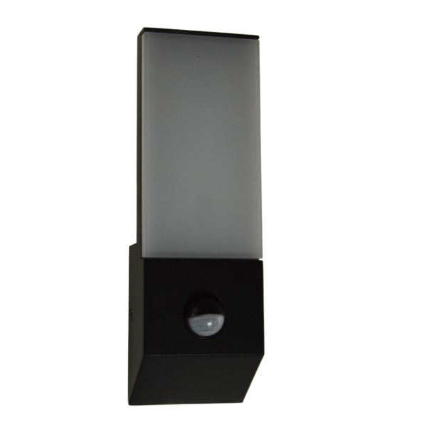 Stilvolle LED-Außenwandleuchte mit Sensor sorgt für warmes Licht und Sicherheit an der Hausfassade.