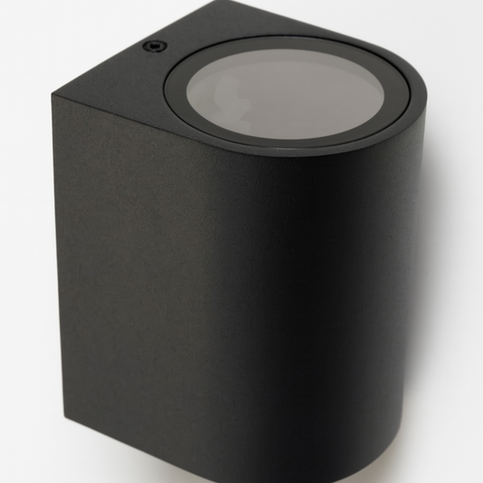 Detailansicht einer modernen Außenleuchte mit abgerundetem Design