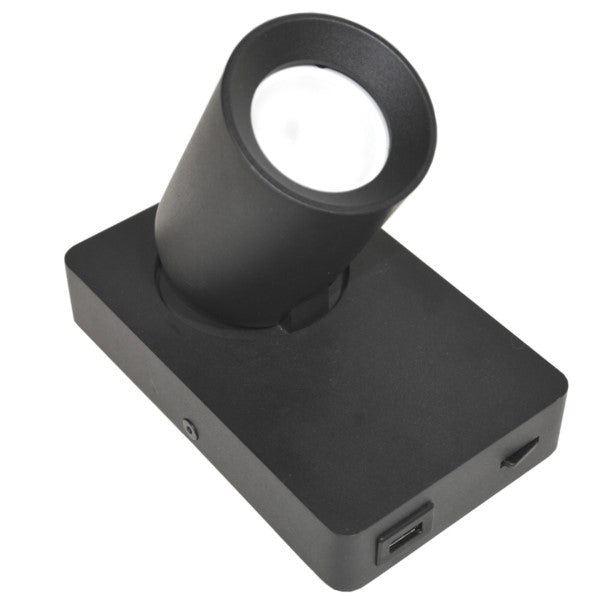 Detailansicht der USB-Schnittstelle an der schwarzen Außenwandlampe mit funktionalem Design.