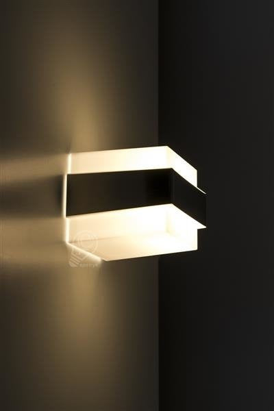 Gesamtansicht von der Seite der Wandaußenleuchte modernes Design mit Silberdetails in dunkler Umgebung