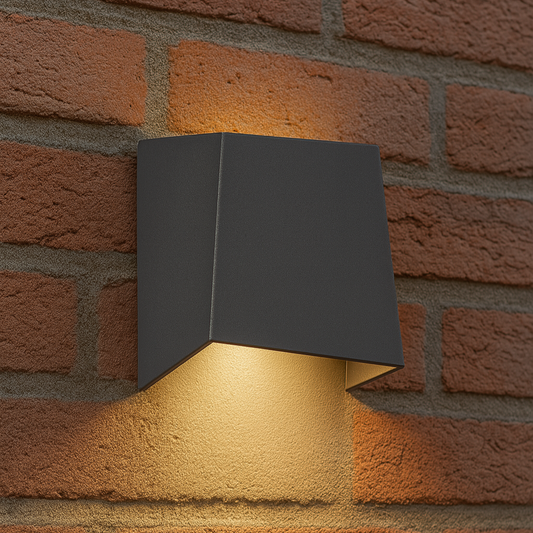 Design-Außenlampe in Grau mit LED-Beleuchtung an einer modernen Fassade