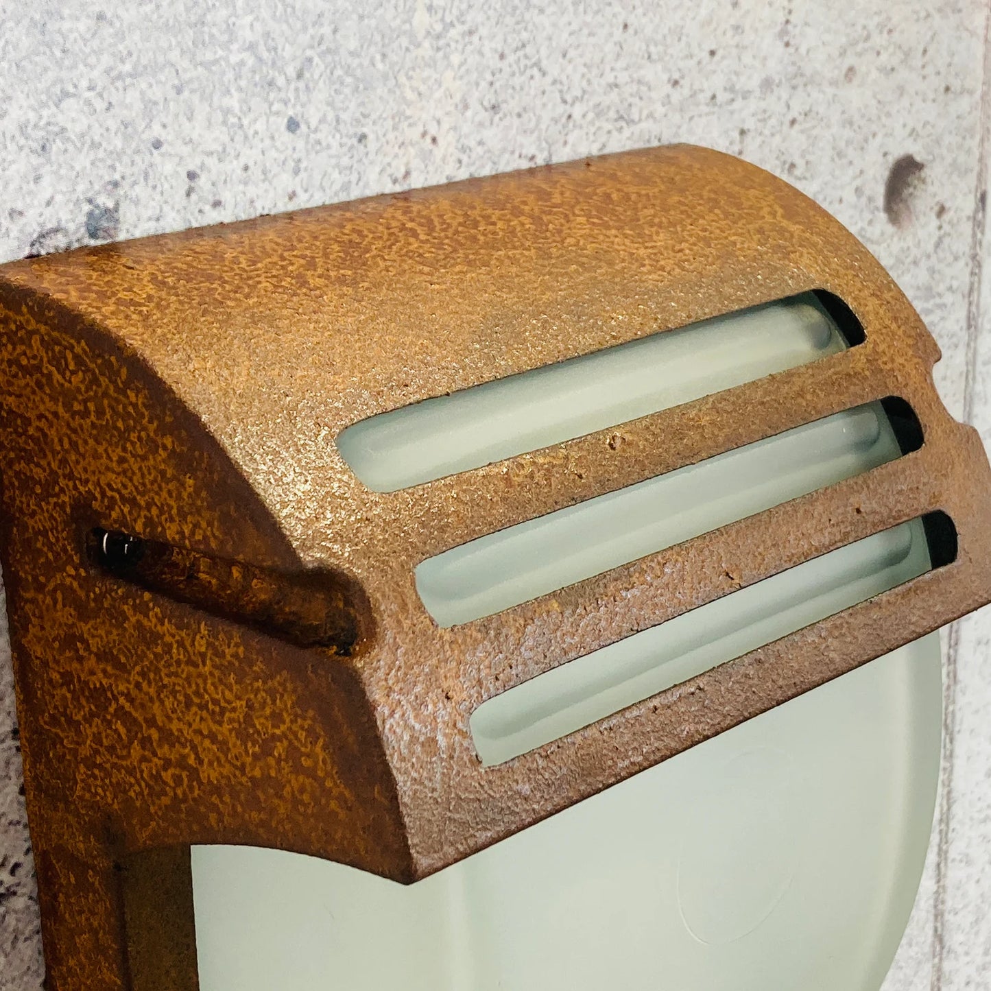 Außenwandleuchte im Edelrost-Design – Metall & Glas, IP44, 230V