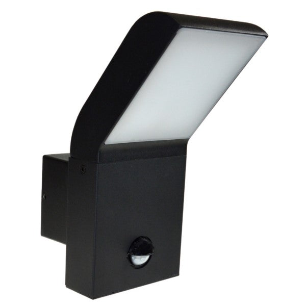 Schwarze Wandlampe für den Außenbereich mit schrägem Lichtpanel und Bewegungssensor