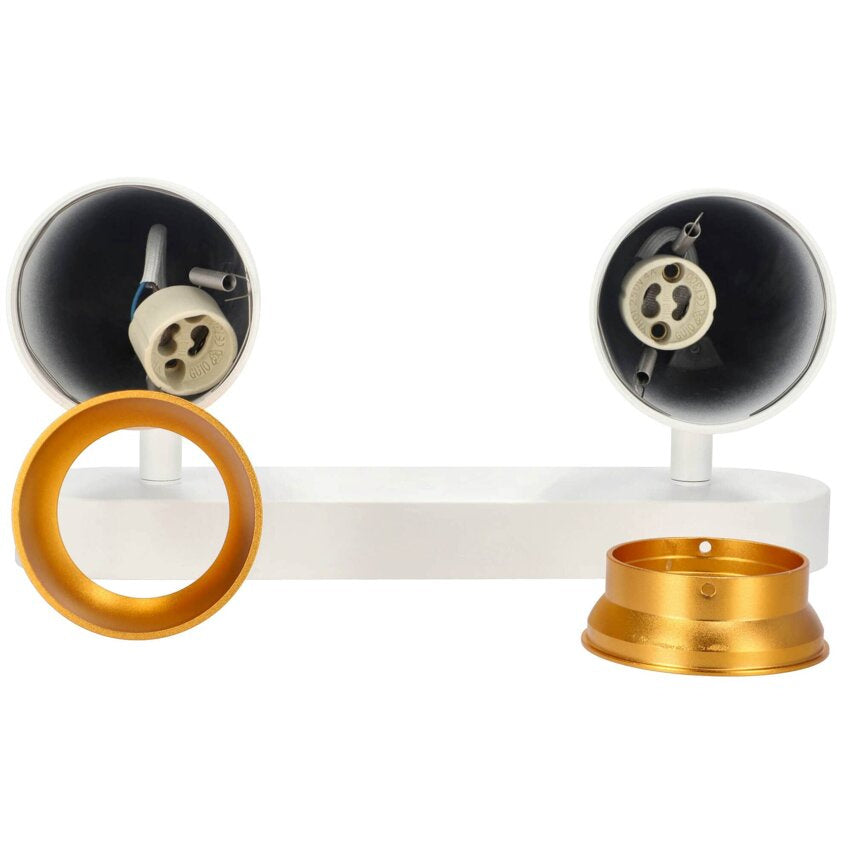 potfassung der weißen Deckenleuchte mit sichtbarer Aufnahme und goldfarbenem Innenring