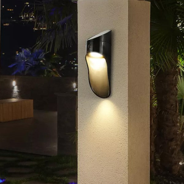 Moderne schwarze LED Solarwandleuchte mit Bewegungssensor für den Außenbereich