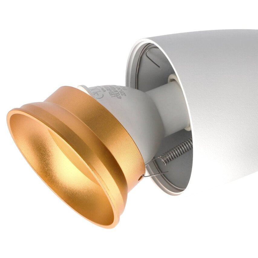 Aufnahme der GU10-Fassung und goldfarbenen Innenfläche der Spot-Leuchte