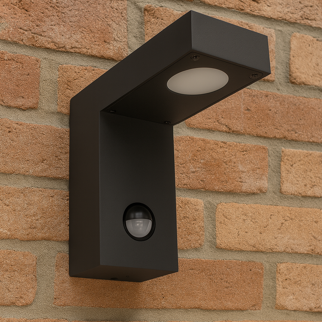 L-förmige Wandlampe mit integriertem Sensor für Außenbereiche – montiert an roter Ziegelwand