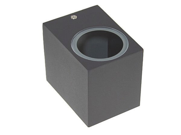 Kubische Außenwandleuchte in Grau, Nahaufnahme einer minimalistischen Wandleuchte in Würfelform aus Aluminium
