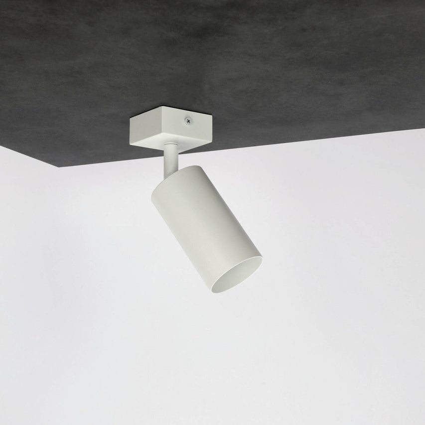 Moderner Deckenstrahler in weiß an einer Decke montiert mit einem verstellbaren Lichtspot. 