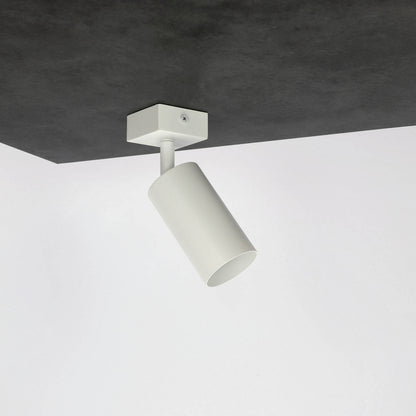 Moderner Deckenstrahler in weiß an einer Decke montiert mit einem verstellbaren Lichtspot. 