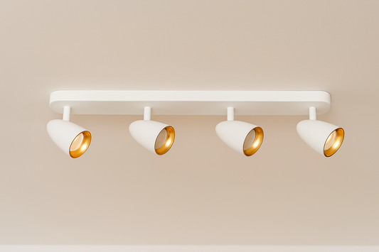 Elegante Innenraum-Deckenleuchte mit vier weißen Spots und goldfarbener Innenseite, montiert an einer modernen Decke