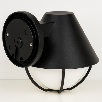Detailsicht der Rückseite der klassischen Wandlampe mit Kunststoffschirm